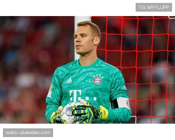 特写：诺伊尔完成职业生涯第500场德甲出场，赛后获赠定制纪念手套